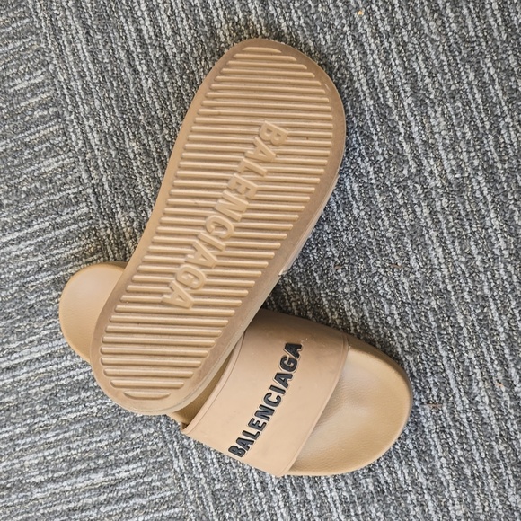 BALENCIAGA WOMEN'S POOL SLIDE SANDAL IN BEIGE 9 - Picture 2 of 3